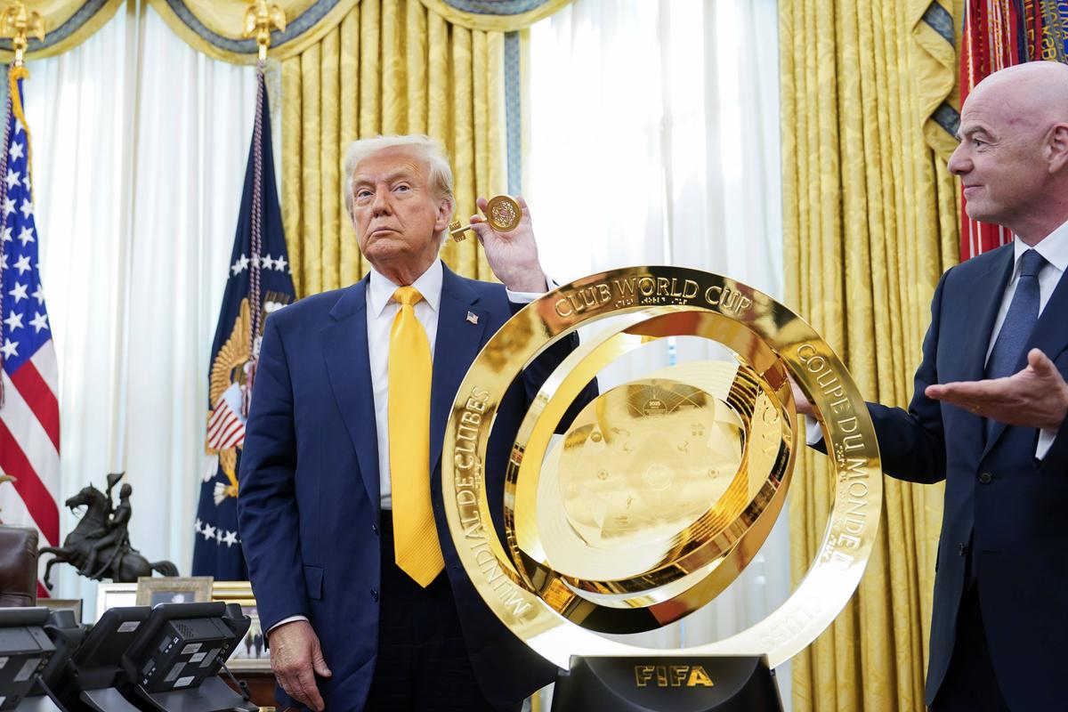 Donald Trump, alături de Infantino și trofeul Cupei Mondiale a Cluburilor/ foto Imago Images