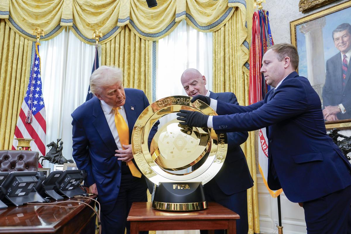 Donald Trump, alături de Infantino și trofeul Cupei Mondiale a Cluburilor/ foto Imago Images