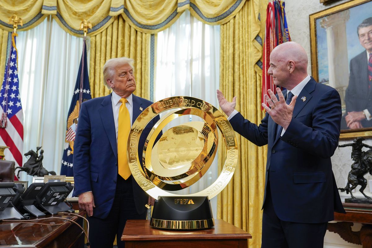 Donald Trump, alături de Infantino și trofeul Cupei Mondiale a Cluburilor/ foto Imago Images