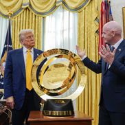 Donald Trump, alături de Infantino și trofeul Cupei Mondiale a Cluburilor/ foto Imago Images