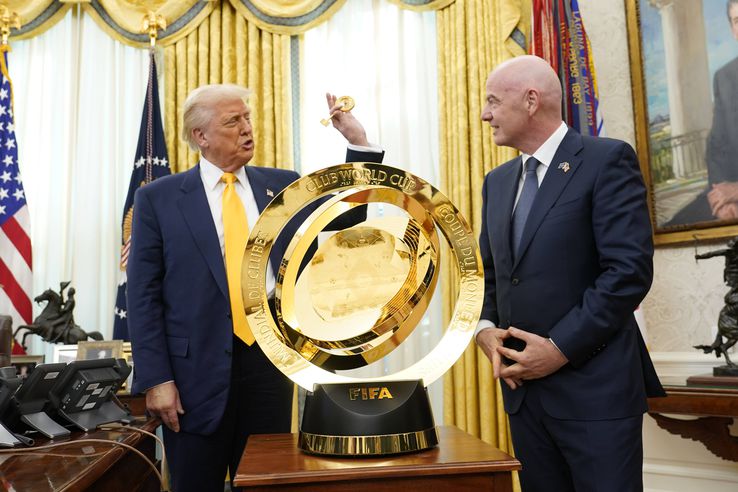 Donald Trump, alături de Infantino și trofeul Cupei Mondiale a Cluburilor/ foto Imago Images