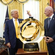 Donald Trump, alături de Infantino și trofeul Cupei Mondiale a Cluburilor/ foto Imago Images