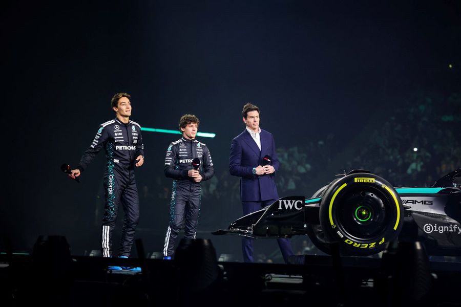George Russell, Kimi Antonelli și Toto Wolff la lansarea monopostului Mercedes din 2025 Foto: Imago Images George Russell, previziune îndrăzneață înainte de startul sezonului 2025 al F1: „Știu că va veni și vremea mea”