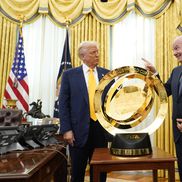 Donald Trump, alături de Infantino și trofeul Cupei Mondiale a Cluburilor/ foto Imago Images