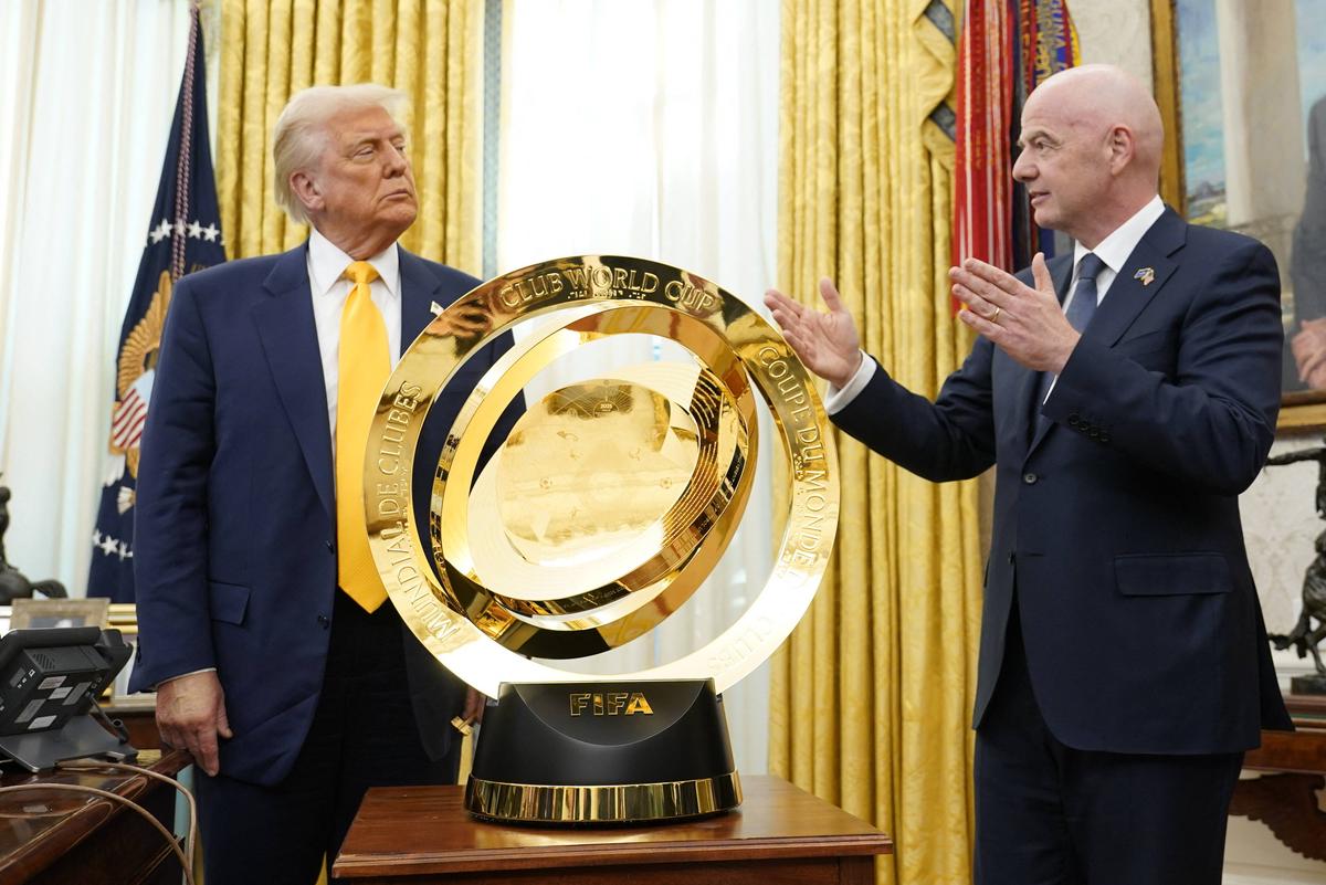 Donald Trump, alături de Infantino și trofeul Cupei Mondiale a Cluburilor/ foto Imago Images