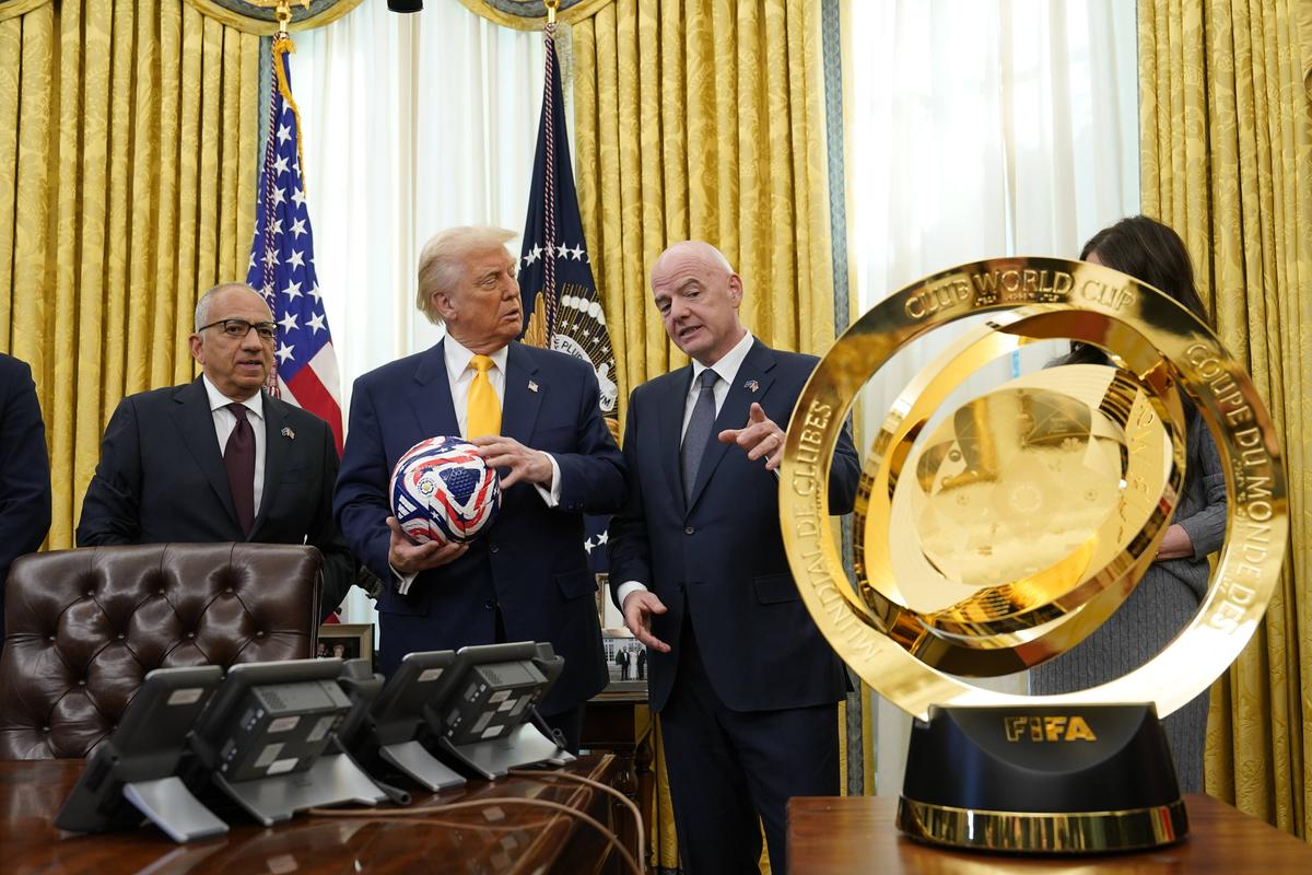 Donald Trump, alături de Infantino și trofeul Cupei Mondiale a Cluburilor/ foto Imago Images