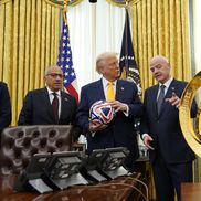 Donald Trump, alături de Infantino și trofeul Cupei Mondiale a Cluburilor/ foto Imago Images