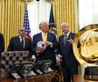 Donald Trump, alături de Infantino și trofeul Cupei Mondiale a Cluburilor/ foto Imago Images
