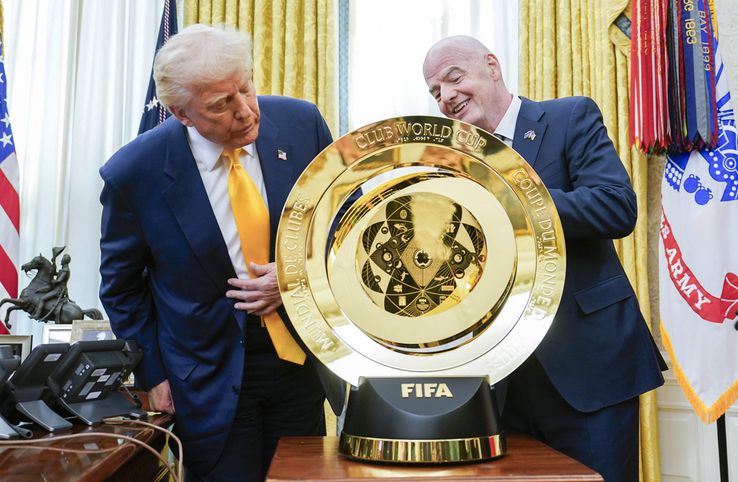 Donald Trump, alături de Infantino și trofeul Cupei Mondiale a Cluburilor/ foto Imago Images
