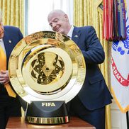 Donald Trump, alături de Infantino și trofeul Cupei Mondiale a Cluburilor/ foto Imago Images