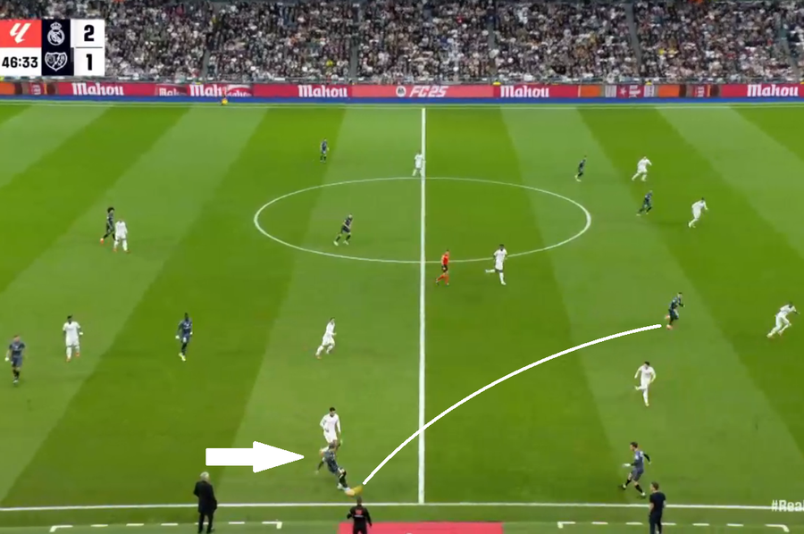 Bellingham în genunchi, „piruetă” lângă Mbappe, dar amețit de Vinicius » Cadru cu cadru, cum s-a descurcat Andrei Rațiu contra lui Real Madrid