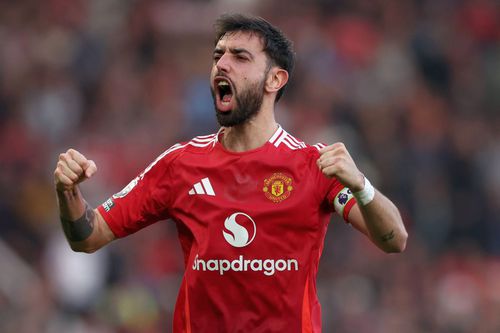 Bruno Fernandes (mijlocaș ofensiv), căpitanul lui Manchestere United, a intrat în top 10 jucători cu cele mai multe goluri și pase decisive pentru echipă în Premier League.