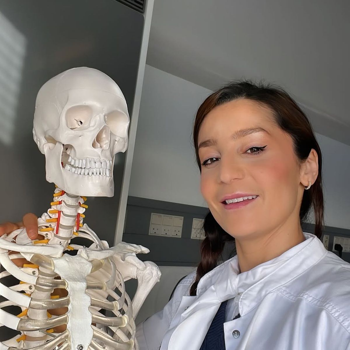 Povestea impresionantă a Nadiei Nadim, fotbalistă profesionistă și chirurg: „E același val de adrenalină și în sala de operație, ca pe teren” » Cu tatăl ucis de talibani, a venit ca refugiată în Danemarca, la 12 ani