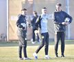 Mirel Rădoi, alături de antrenorii secunzi Ionuț Stancu (stânga) și Mihai Ianovschi (dreapta)