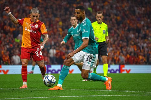 Lucas Torreira (stânga) și Cody Gakpo (dreapta) în Galatasaray - Liverpool / Foto: Imago Images