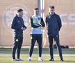 Mirel Rădoi, alături de antrenorii secunzi Ionuț Stancu (stânga) și Mihai Ianovschi (dreapta)