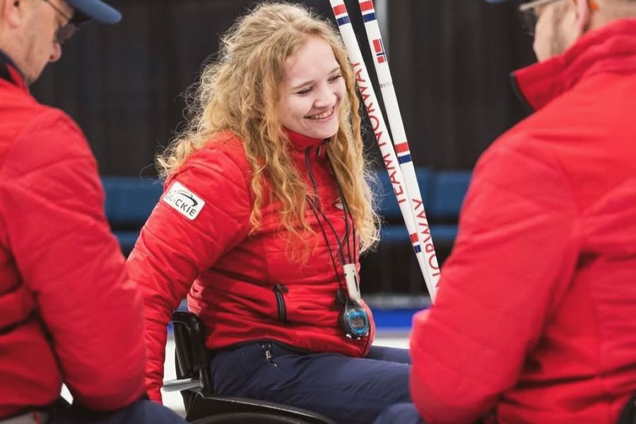 Sportiva paralimpică din Norvegia care îmbină curlingul în scaun cu rotile și muzica: „Abia când ies pe scenă sau pe gheață simt emoții”