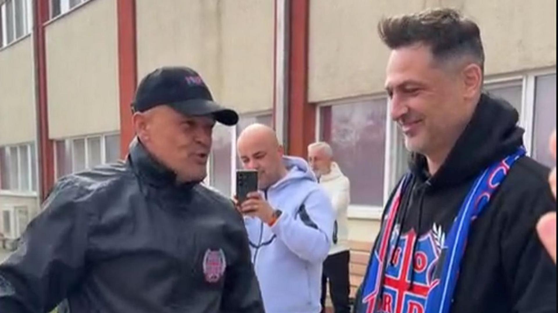 Mirel Rădoi FCSB primit cu fular roș-albastru și torțe de Peluza Nord la baza echipei, în prezența lui Gigi Becali. | sursa foto: Gazeta Sporturilor