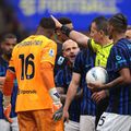 Arbitrul Daniele Doveri ;i asistenții săi au fost băgați la mijloc de jucători, după unele decizii controversate în derby-ul Milan - Inter 1-0 / Foto: Imago