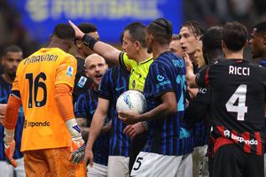 Amenzi și sancțiuni după derby » Milan plătește pentru că a întârziat reluarea meciului! + Suspendare și la Inter