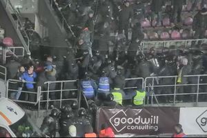 Percheziții de amploare după incidentele de la Rapid - Petrolul » A fost ridicat inclusiv un angajat al clubului