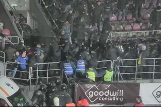 Percheziții de amploare după incidentele de la Rapid - Petrolul » A fost ridicat inclusiv un angajat al clubului