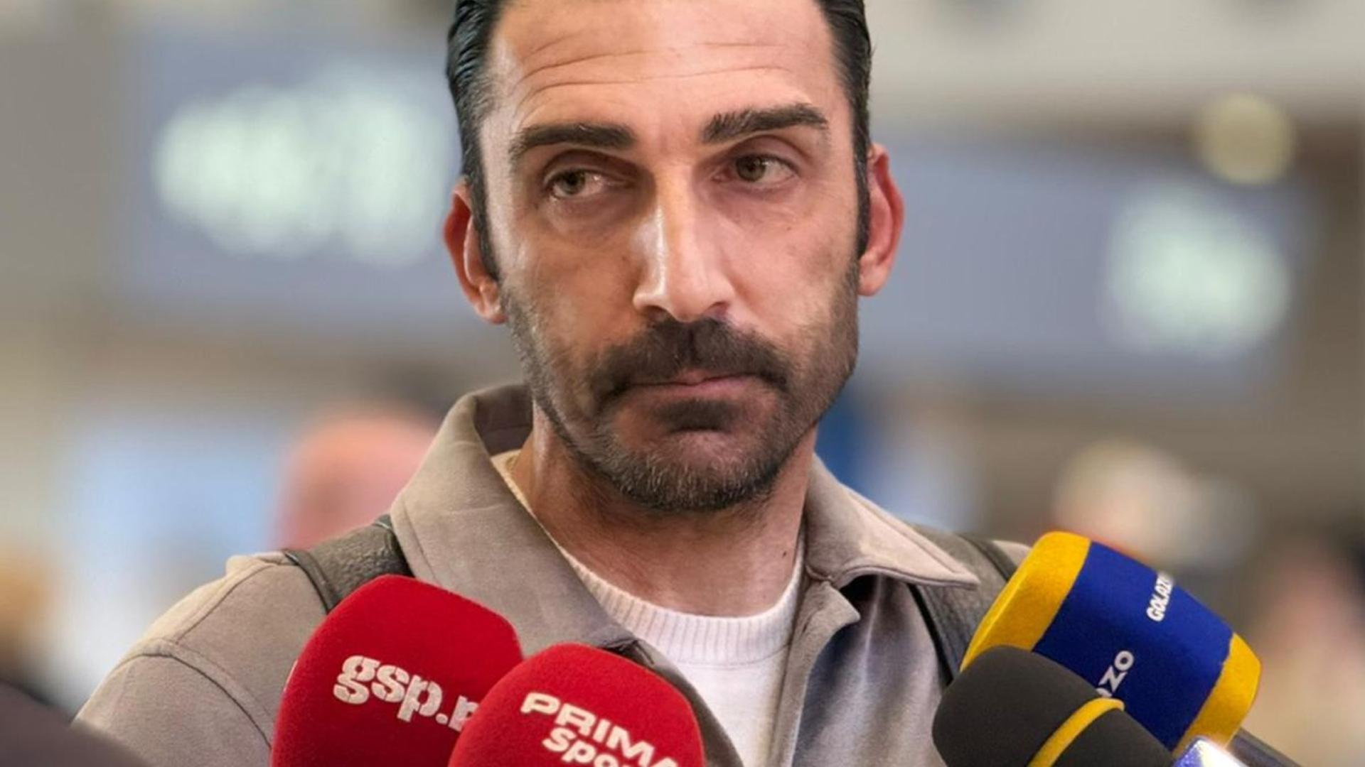 Elias Charalambous la aeroportul Otopeni, emoționat în momentul plecării din România după despărțirea de FCSB și declarații pentru presă. | sursa foto: Gazeta Sporturilor