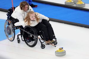 Sportiva paralimpică din Norvegia care îmbină curlingul în scaun cu rotile și muzica: „Abia când ies pe scenă sau pe gheață simt emoții”