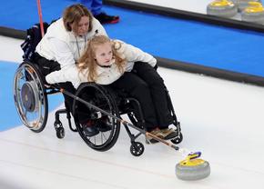 Sportiva paralimpică din Norvegia care îmbină curlingul în scaun cu rotile și muzica: „Abia când ies pe scenă sau pe gheață simt emoții”