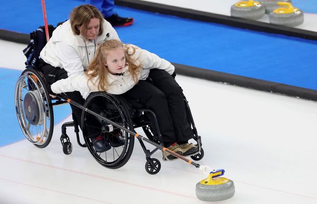 Sportiva paralimpică din Norvegia care îmbină curlingul în scaun cu rotile și muzica: „Abia când ies pe scenă sau pe gheață simt emoții”