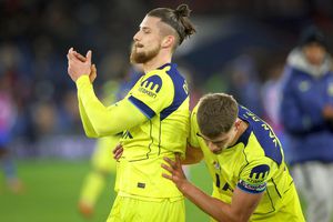 Profită Radu Drăgușin? Anunțul englezilor despre fundașul lui Tottenham