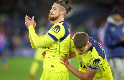 Profită Radu Drăgușin? Anunțul englezilor despre fundașul lui Tottenham