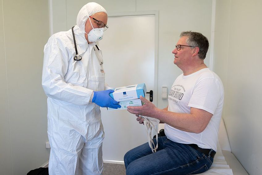 Medicii fac eforturi pentru a-i ajuta pe oamenii în lupta contra coronavirusului // FOTO: Guliver/GettyImages