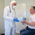 Medicii fac eforturi pentru a-i ajuta pe oamenii în lupta contra coronavirusului // FOTO: Guliver/GettyImages