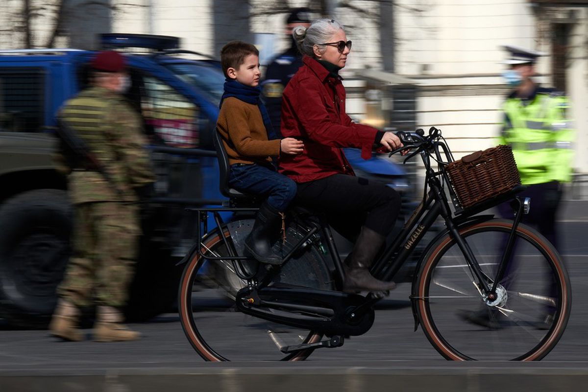 UPDATE Primarul Robert Negoiță, amendă RECORD după ce s-a plimbat cu bicicleta în parcul IOR din București
