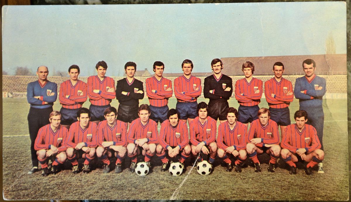 SUPERREPORTAJ. Povestea senzațională a lui Florea Ispir, jucătorul cu record all-time pentru o singură echipă în Liga 1: de la ore de șah cu Boloni, la sprițuri pe ascuns în cămară, după înfrângeri