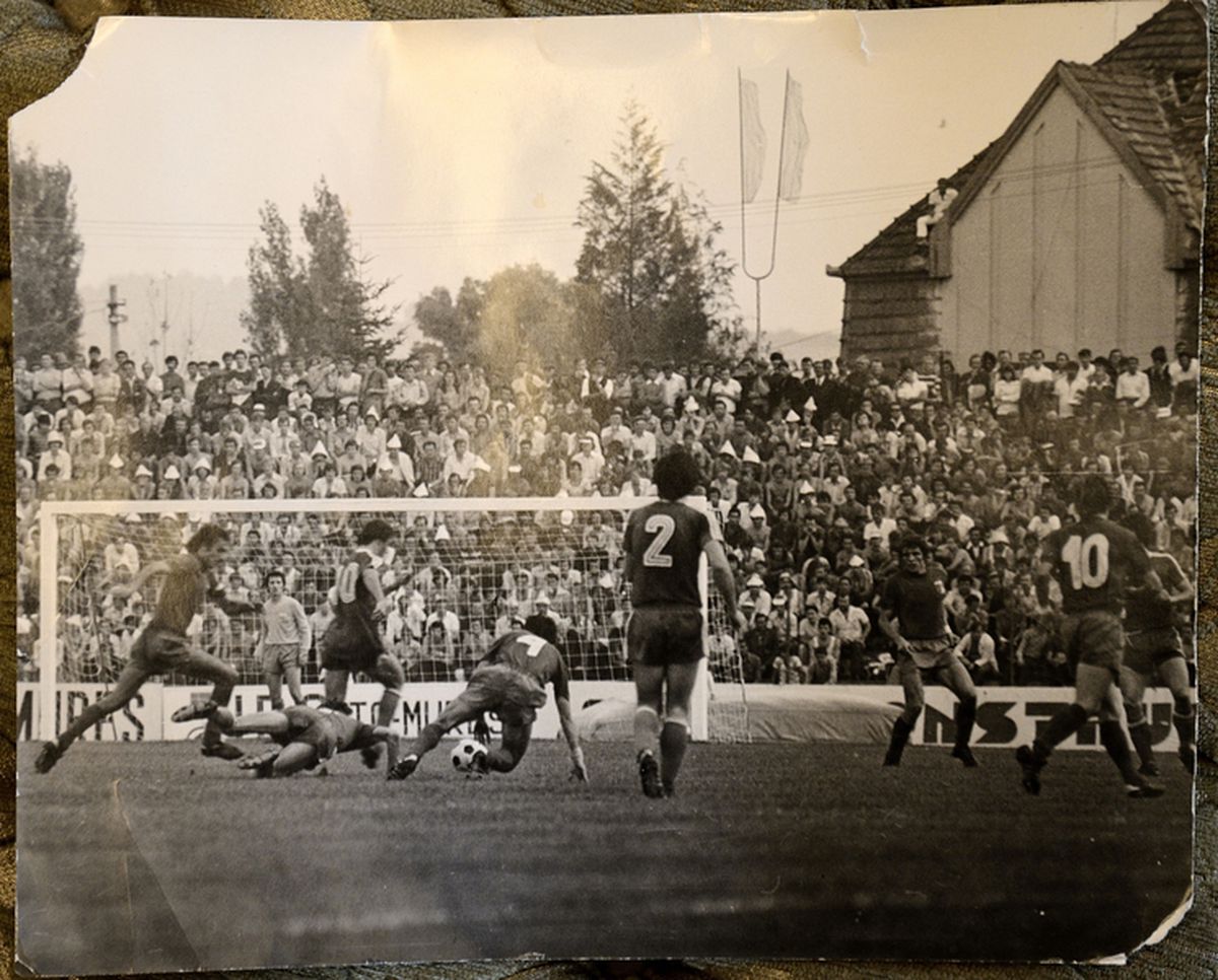 SUPERREPORTAJ. Povestea senzațională a lui Florea Ispir, jucătorul cu record all-time pentru o singură echipă în Liga 1: de la ore de șah cu Boloni, la sprițuri pe ascuns în cămară, după înfrângeri