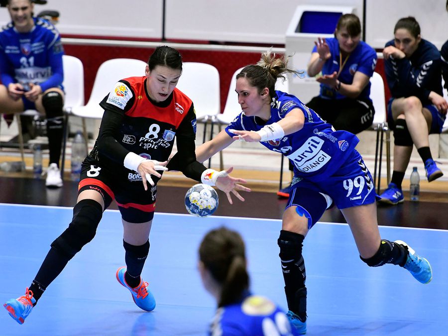 Dispută între Cristina Neagu (stânga) și Mireya Gonzalez, altfel spus un duel între CSM București și SCM Rm. Vâlcea FOTO sportpictures.eu