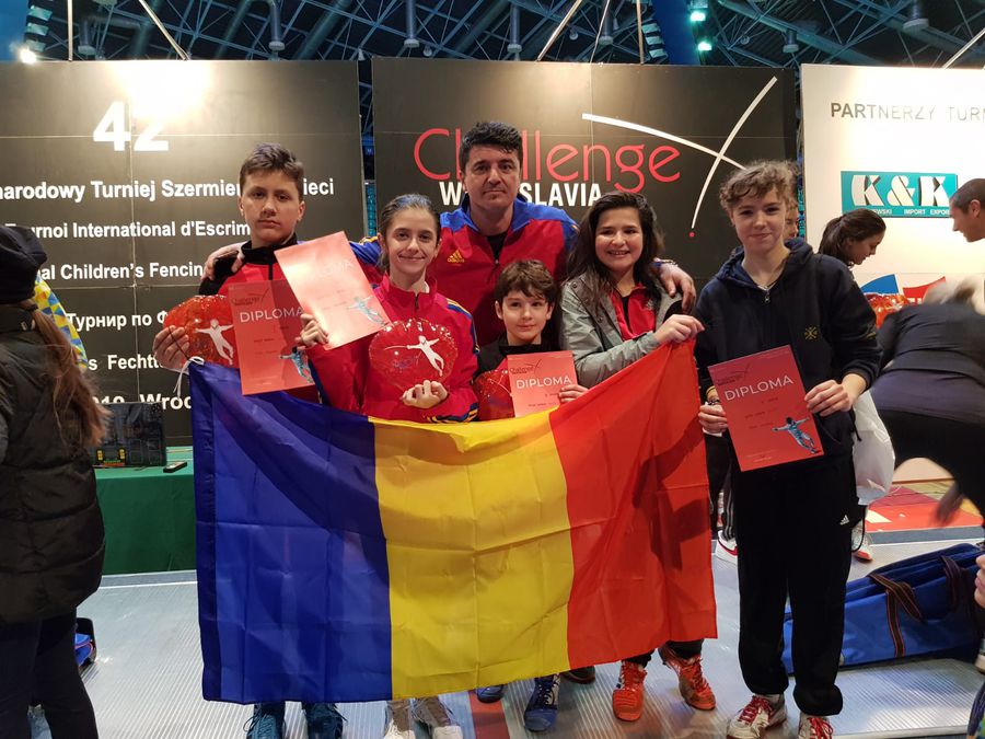 Fostul sabrer, acum antrenor, alături de elevii săi și de tricolor după un concurs FOTO Colecție personală Fostul sabrer, acum antrenor, alături de elevii săi și de tricolor după un concurs FOTO Colecție personală