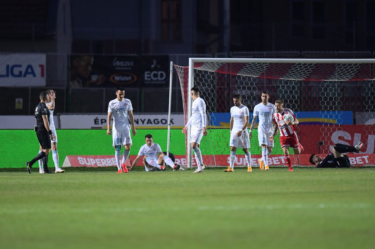 FCSB, lovită de ghinion! 2 fotbaliști au părăsit terenul accidentați în prima repriză a meciului cu Sepsi