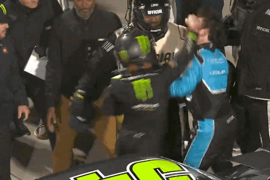 Ty Gibbs (19 ani) și Sam Mayer (18 ani), piloți din NASCAR, s-au luat la bătaie la finalul cursei din seria Xfinity.
