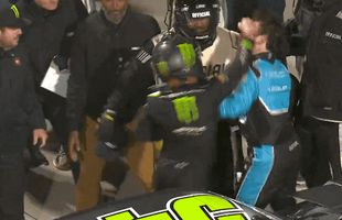 Bătaie între piloți la finalul unei curse din NASCAR » Și-a învinețit rivalul!