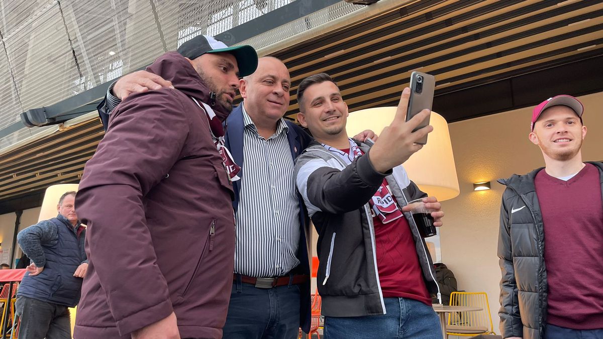 Scandal la Sepsi - Rapid. Meci întârziat și protest major al suporterilor: au ieșit în minutul 15!