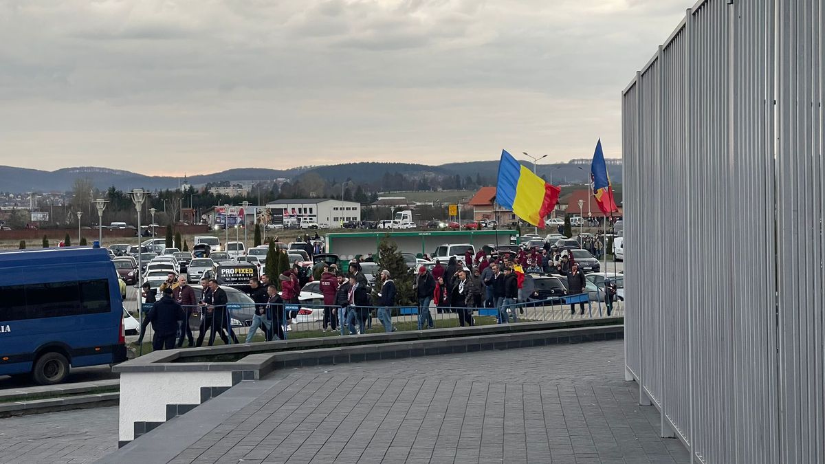 Scandal la Sepsi - Rapid. Meci întârziat și protest major al suporterilor: au ieșit în minutul 15!