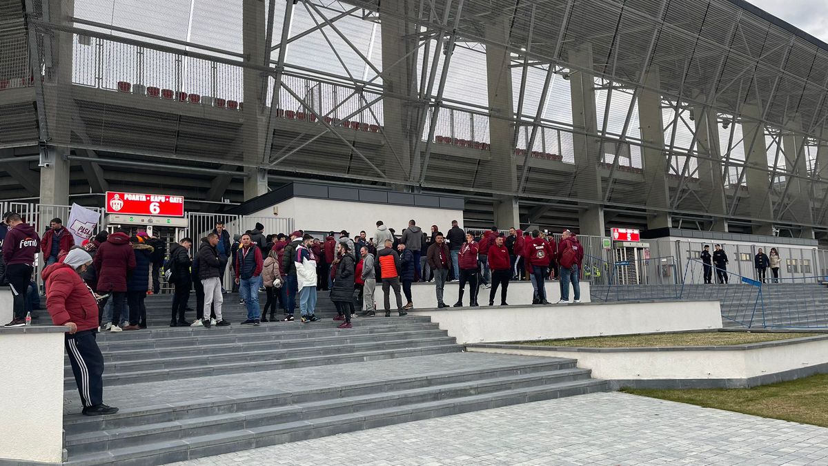 Scandal la Sepsi - Rapid. Meci întârziat și protest major al suporterilor: au ieșit în minutul 15!