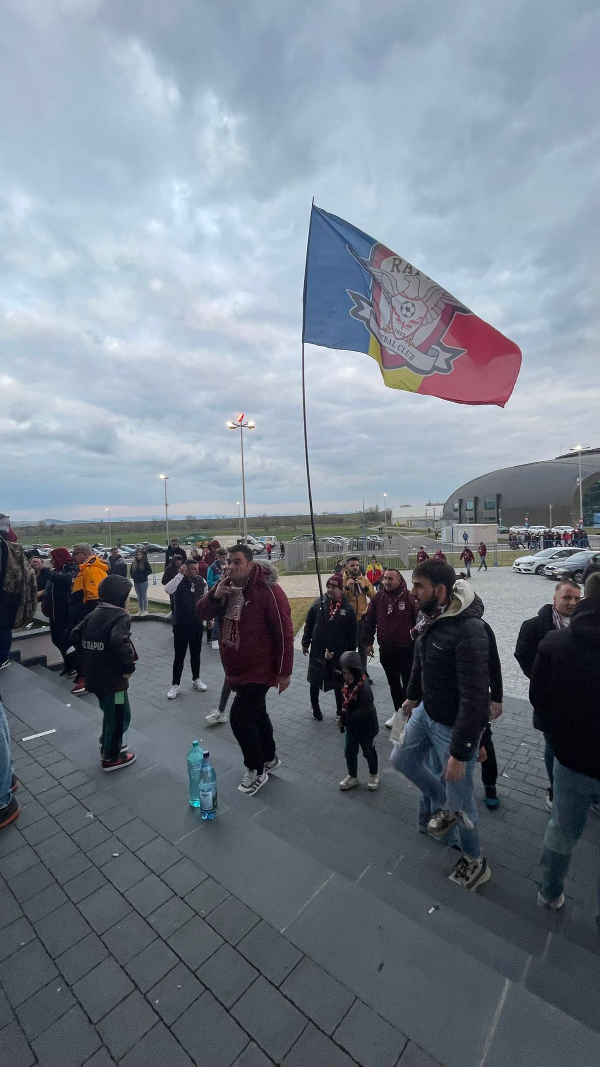 Scandal la Sepsi - Rapid. Meci întârziat și protest major al suporterilor: au ieșit în minutul 15!