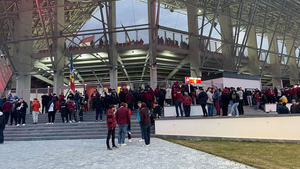 Scandal la Sepsi - Rapid. Meci întârziat și protest major al suporterilor: au ieșit în minutul 15!