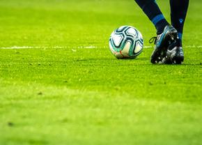 Cum să alegi perechea perfectă de ghete de fotbal pentru meciuri dinamice