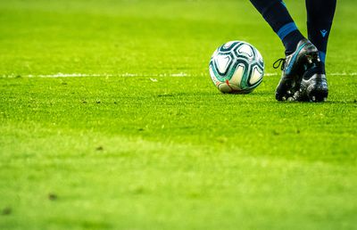 Cum să alegi perechea perfectă de ghete de fotbal pentru meciuri dinamice