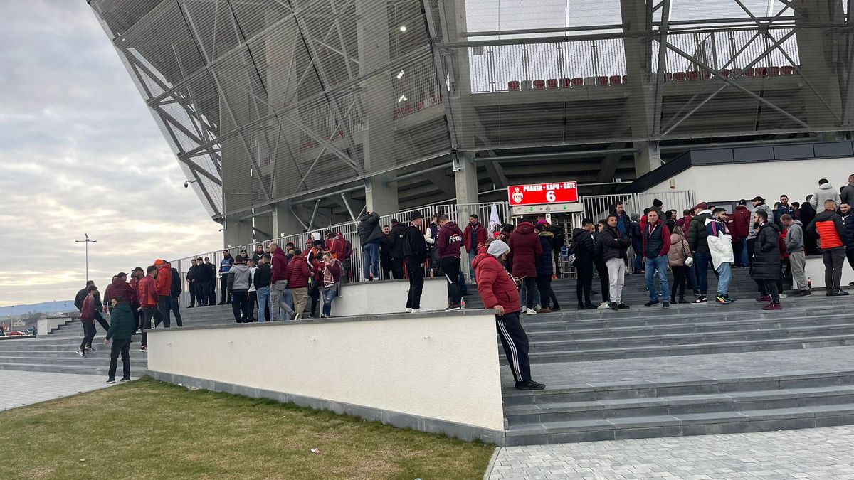 Scandal la Sepsi - Rapid. Meci întârziat și protest major al suporterilor: au ieșit în minutul 15!